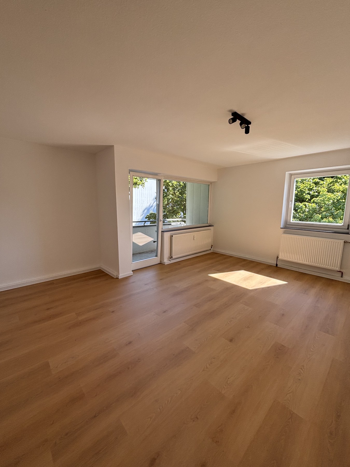 Wohnung Amberg I — Wohnbereich · Balkonseite — nachher