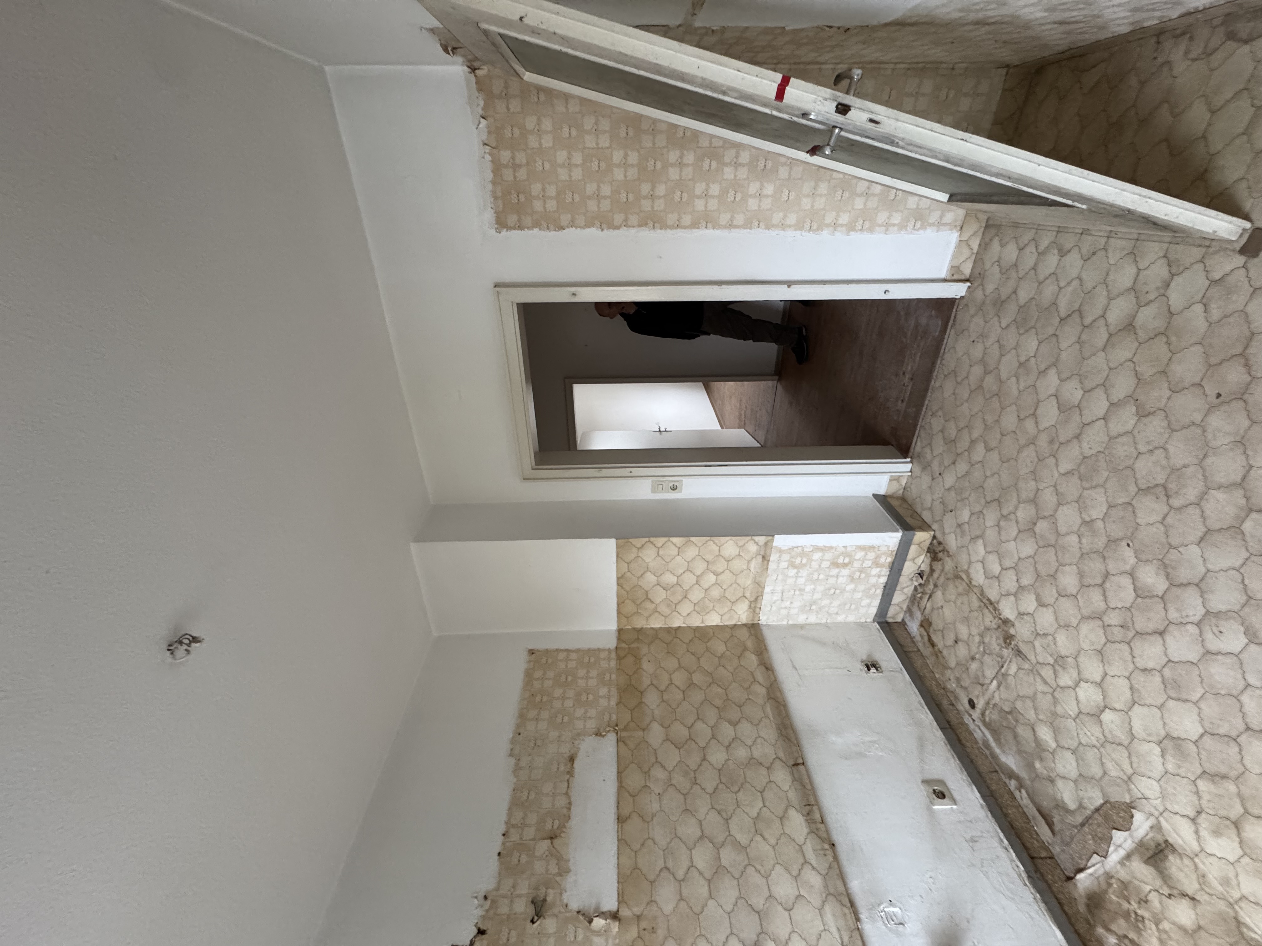 Wohnung Amberg I — Wohnbereich · Balkonseite — vorher