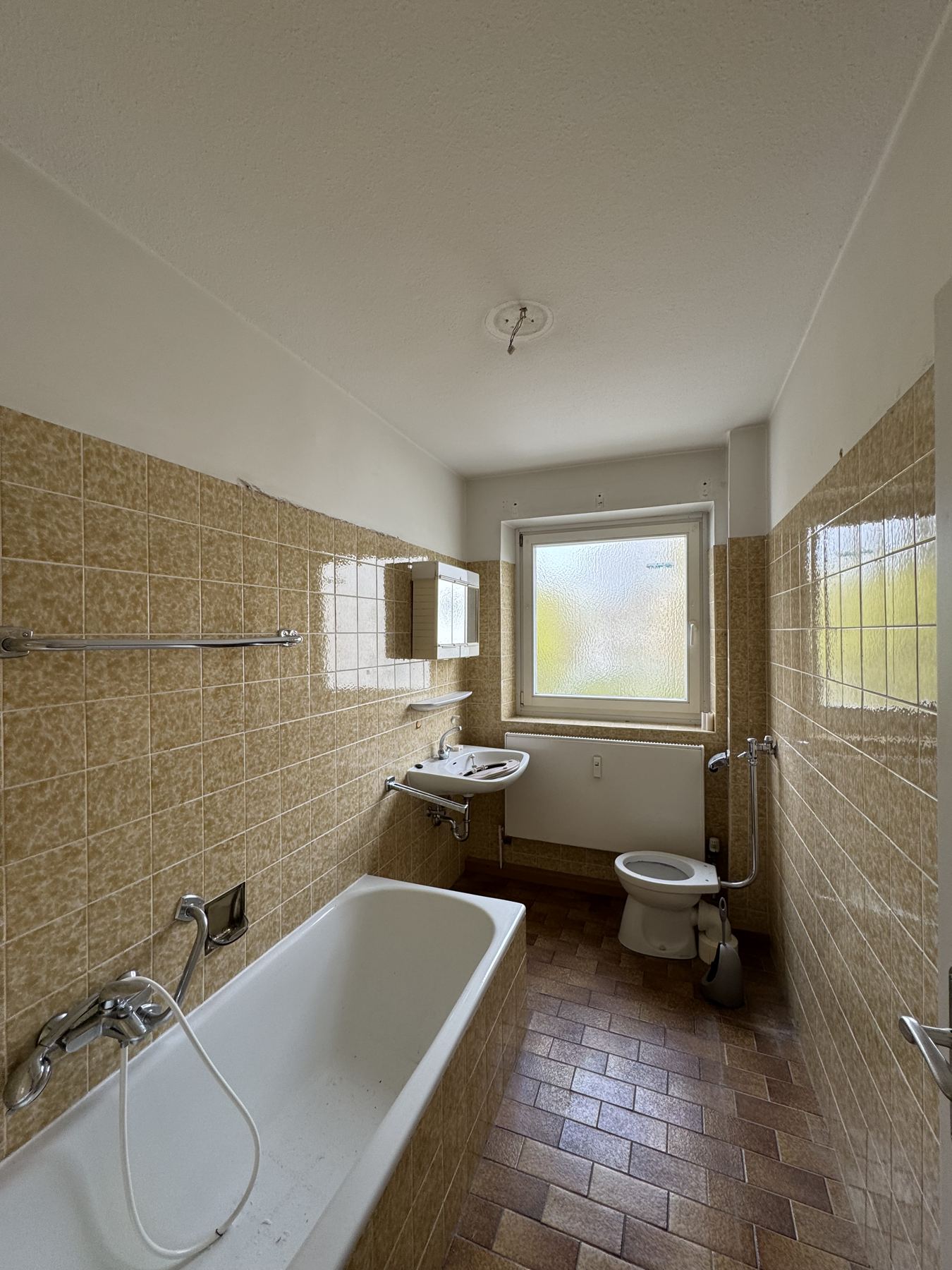 Wohnung Amberg II — Badezimmer — vorher